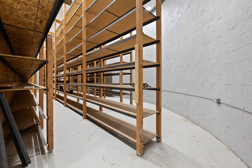 More Photos Of 18536 Oxnard St, Tarzana Warehouse For Sale