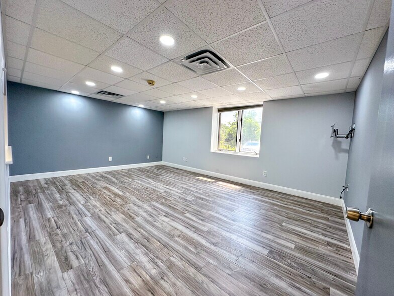 More Photos Of 406 E Pennsylvania Blvd, Feasterville Trevose Light Distribution For Lease