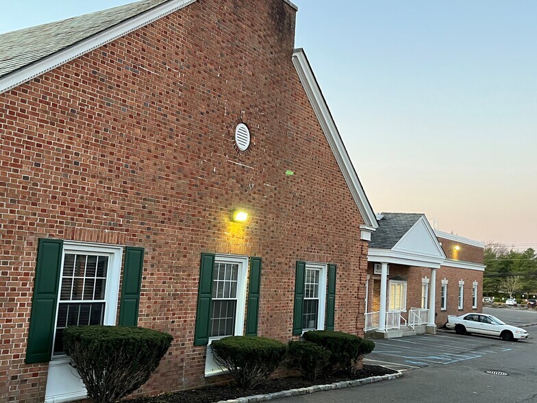 More Photos Of 113 Crossways Park Dr, Woodbury Flex For Lease