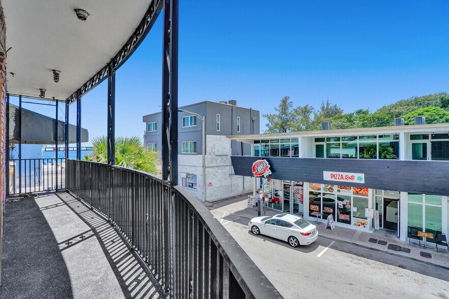 More Photos Of 900 Sunrise Ln, Fort Lauderdale Bar For Lease