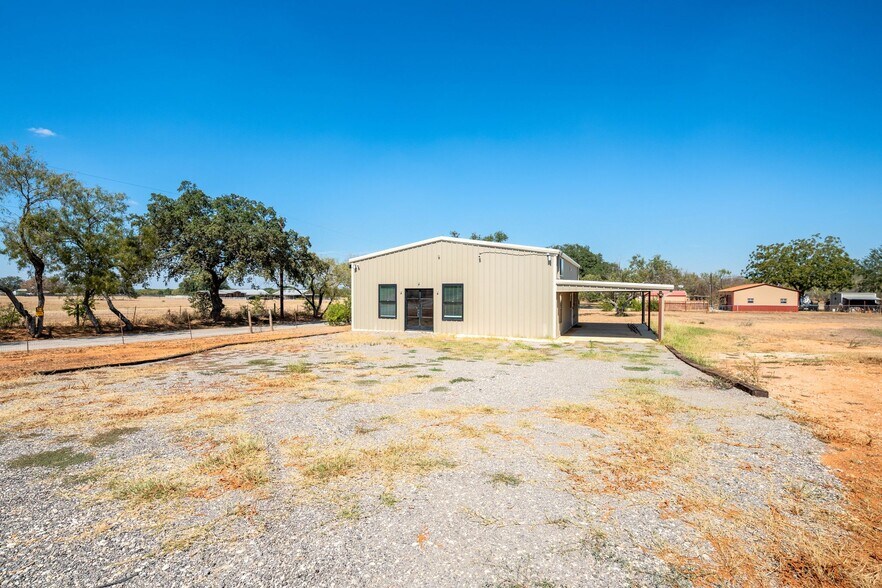 More Photos Of 13747 US Highway 87 S, Adkins Flex For Lease