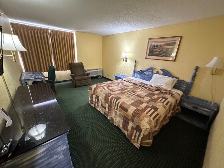 More Photos Of 1001 E 6th St, Junction City Hotel For Sale