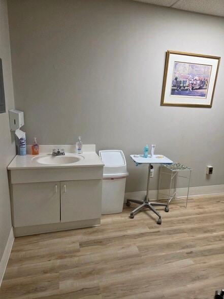 More Photos Of 14 Cedar Swamp Rd, Smithfield Medical For Lease
