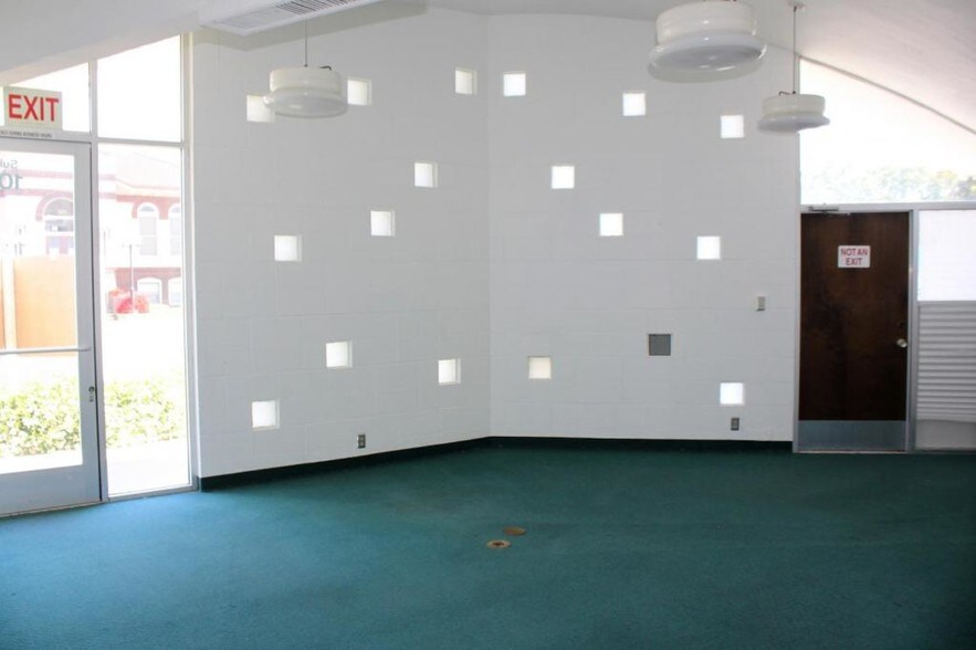 More Photos Of 316 W F St, Oakdale Storefront Retail Office For Sale