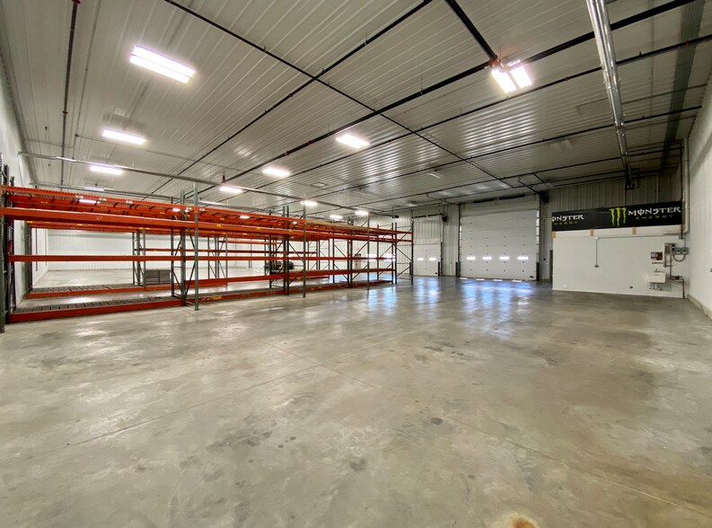 More Photos Of 100 Brakeshoe Ct, East Moline Warehouse For Lease