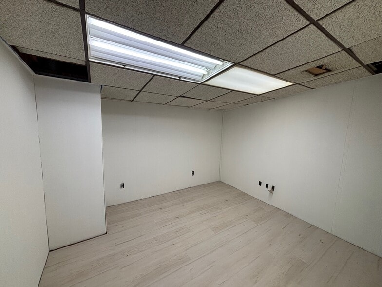 More Photos Of 1525 N Heidelbach Ave, Evansville Light Distribution For Lease