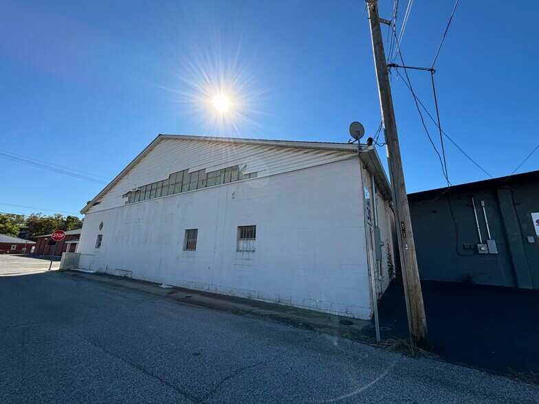 More Photos Of 301 W Mulberry St, Salem Light Distribution For Sale