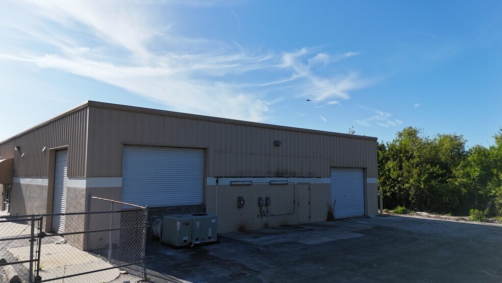 More Photos Of 1052-1060 Endeavor Ct, Nokomis Warehouse For Lease