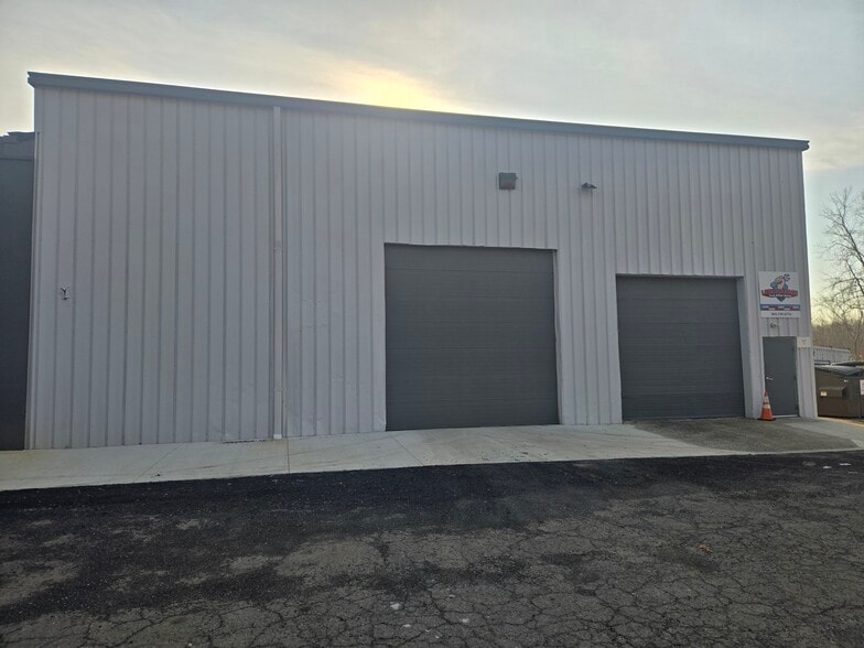 More Photos Of 40 High Bridge Rd, Sandy Hook Warehouse For Lease