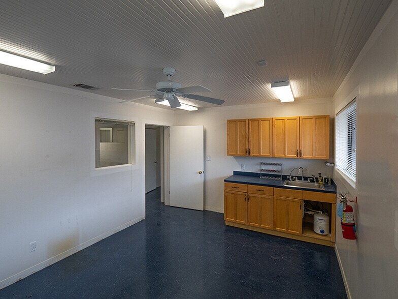 More Photos Of 108 McNutt Rd, Hutto Warehouse For Lease