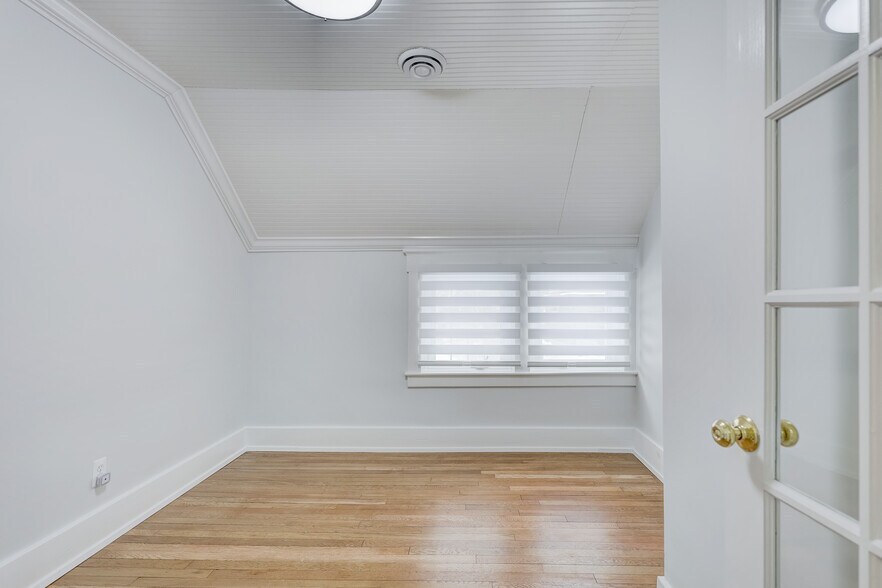 More Photos Of 2520 Rochester Rd, Royal Oak Office For Lease