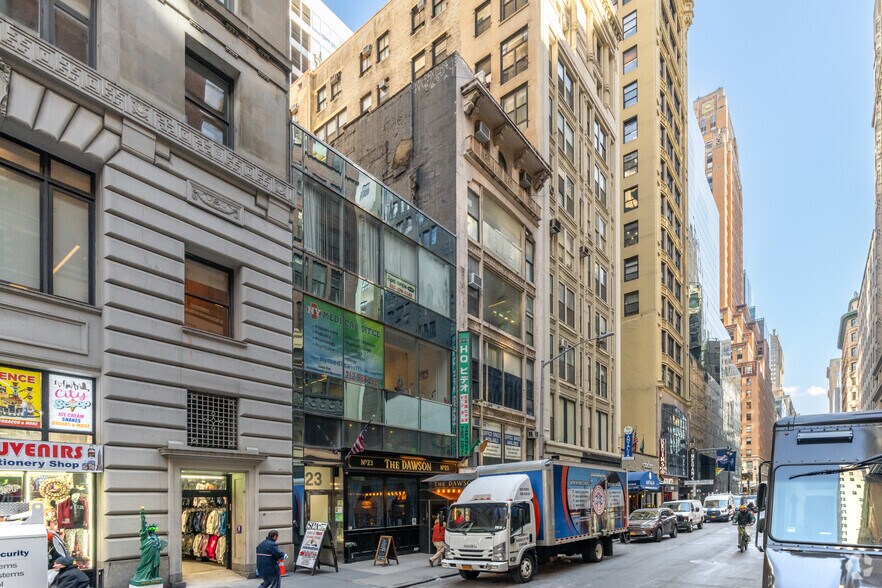 More Photos Of 21 W 45th St, New York Office For Lease
