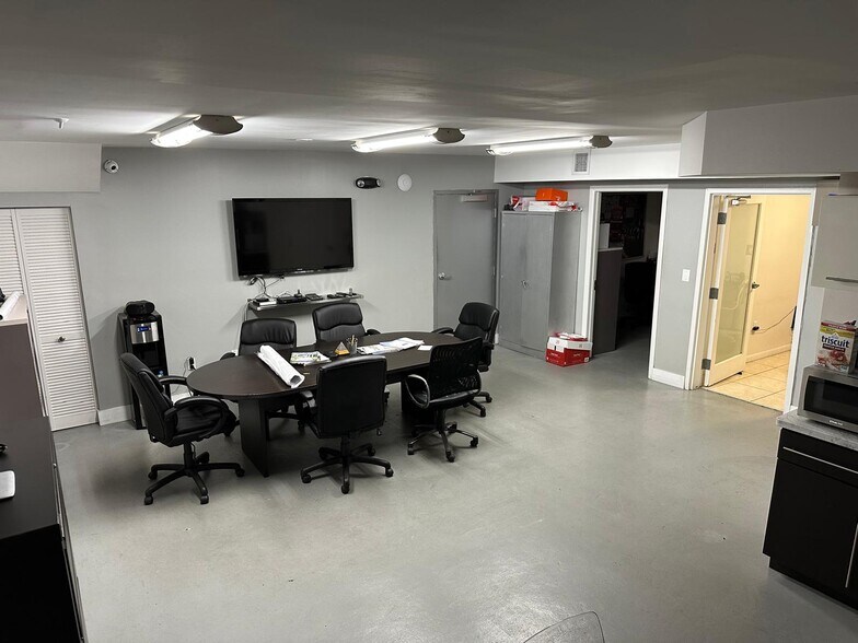 More Photos Of 10820 NW 138th St, Hialeah Warehouse For Lease