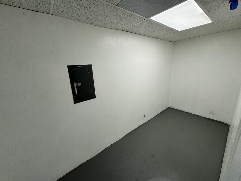 More Photos Of 6904 Miramar Rd, San Diego Storefront For Lease