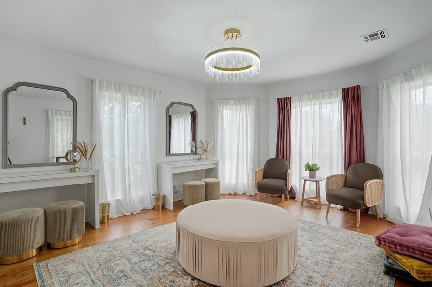 More Photos Of 924 S Main St, Broken Arrow Showroom For Sale