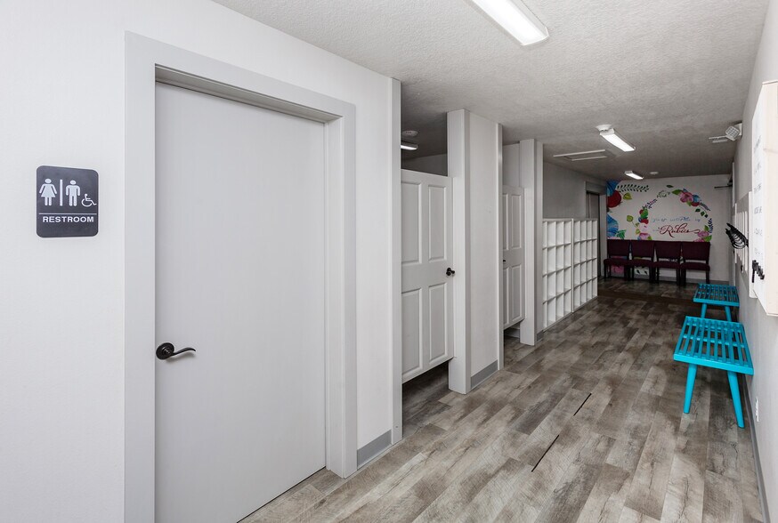 More Photos Of 1380 NE 66th Ave, Des Moines Flex For Sale