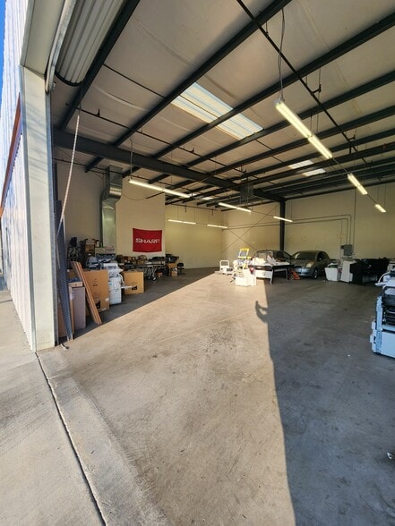 More Photos Of 3001 Auto Mall Dr, Bakersfield Warehouse For Lease