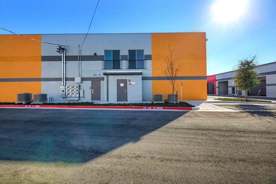 More Photos Of 2100 Double Creek Dr, Round Rock Warehouse For Lease