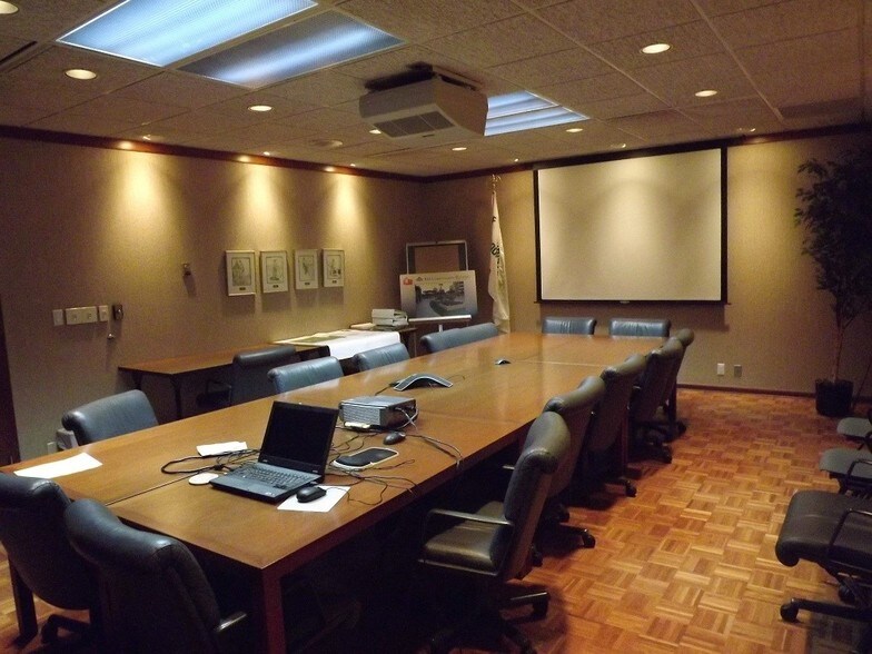 More Photos Of 2101 W Purdue St, Milwaukee Light Manufacturing For Lease