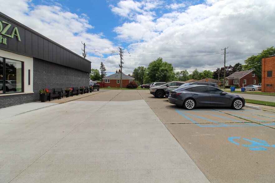 More Photos Of 24431-24435 W Warren St, Dearborn Heights Freestanding For Lease