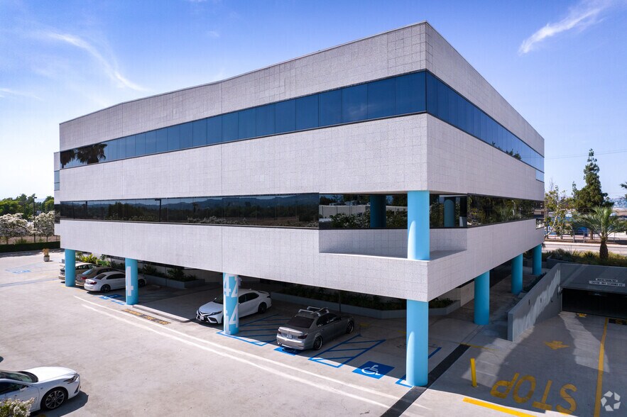 More Photos Of 6345 Balboa Blvd, Encino Unknown For Lease