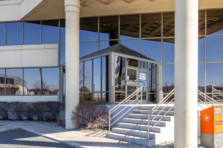More Photos Of 1550 Rue Ampère, Boucherville Unknown For Lease