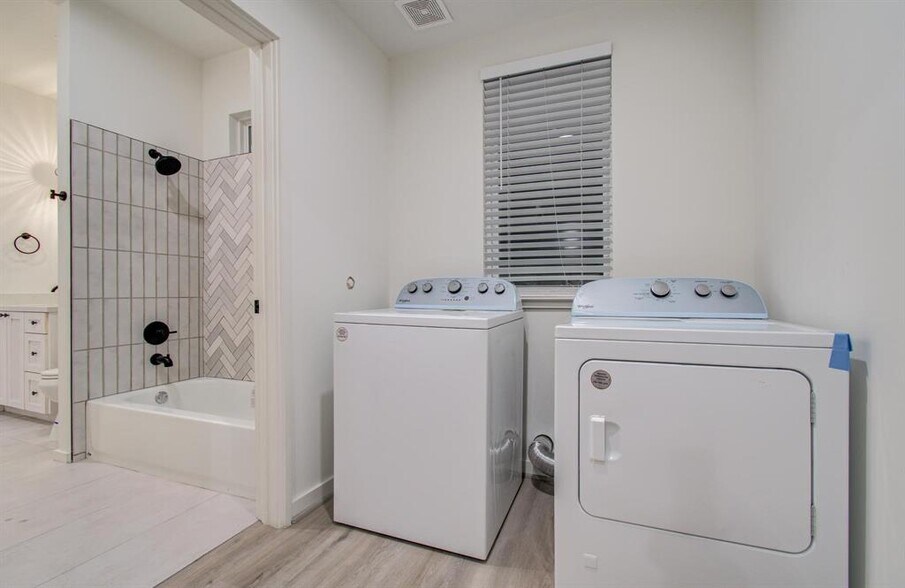 More Photos Of 4006 Navigation Blvd, Houston Office Residential For Lease