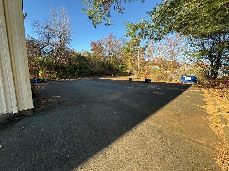 More Photos Of 21 Overlook Dr, Hamden Distribution For Lease