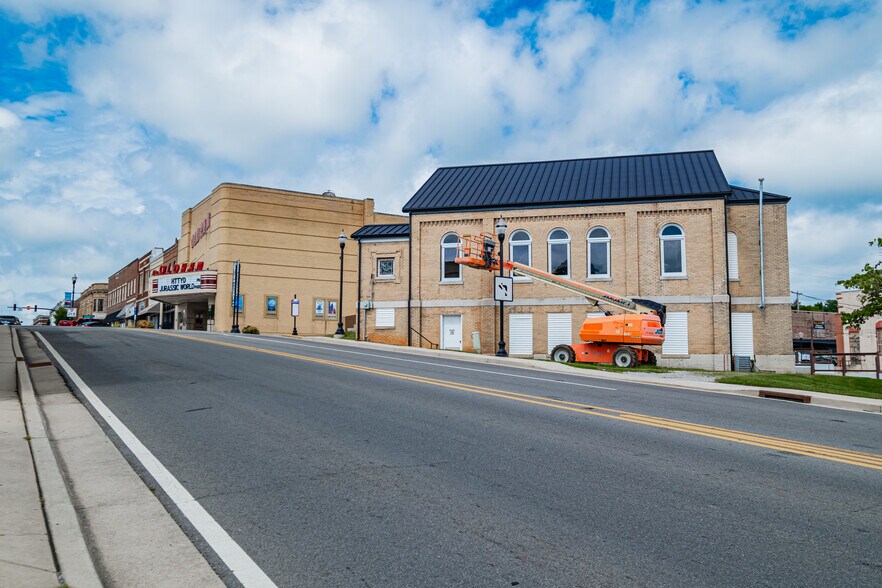More Photos Of 117 1st Ave NE, Winchester General Retail For Sale