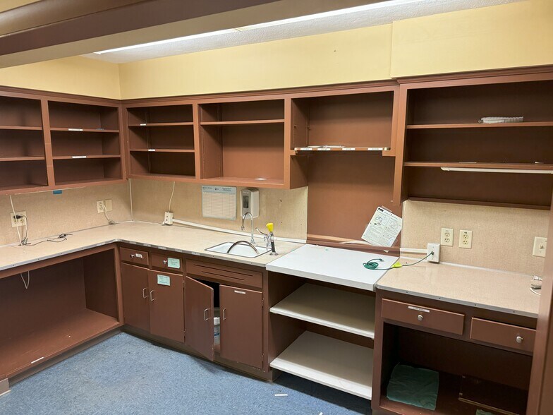 More Photos Of 2020 Starr Ave, Toledo Medical For Lease