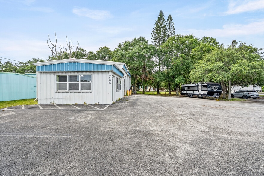 More Photos Of 725 12th St, Vero Beach Auto Repair For Sale