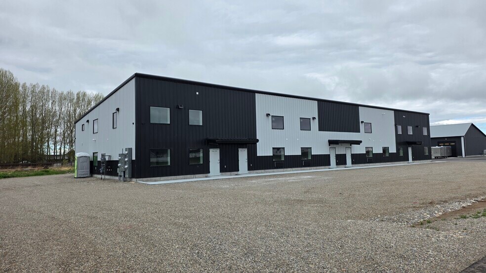 More Photos Of 35 Landmark Ln, Rigby Flex For Lease