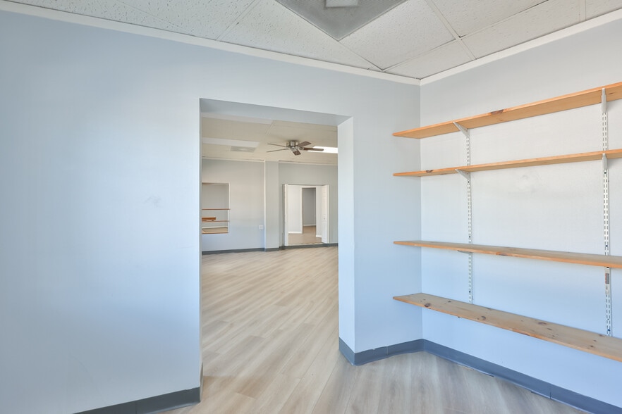 More Photos Of 1801 28th St N, Saint Petersburg Showroom For Sale