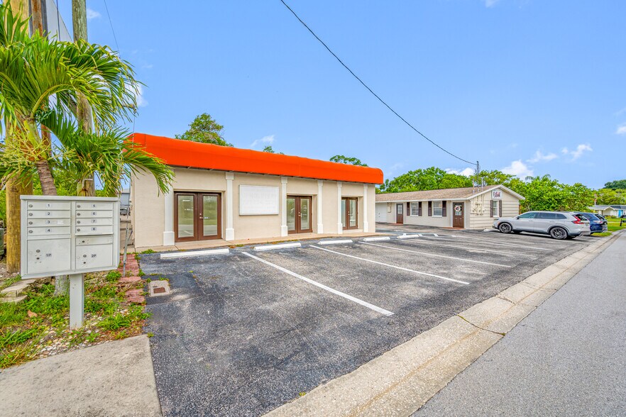 More Photos Of 1230 Lady Marion Ln, Dunedin Flex For Lease
