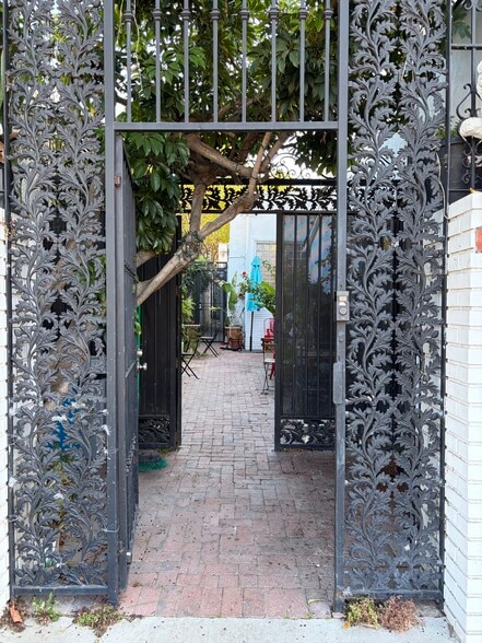 Primary Photo Of 11128 Ventura Blvd, Studio City Storefront Retail Residential For Lease