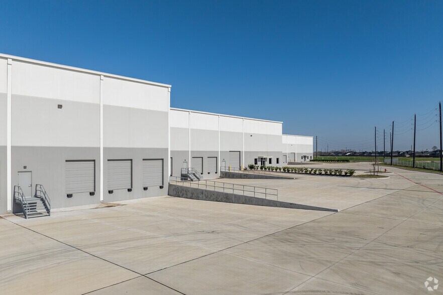 More Photos Of 5477 Business Park Dr, Rosenberg Warehouse For Lease