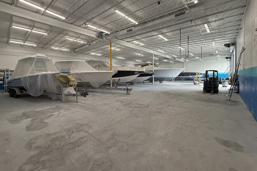 More Photos Of 3601 SE Dixie Hwy, Stuart Warehouse For Lease