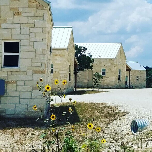 More Photos Of 7400 McGregor Ln, Dripping Springs Hotel For Sale