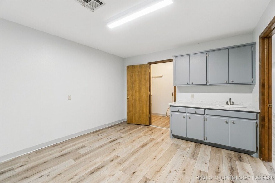 More Photos Of 1236 E Main St, Cushing Medical For Sale