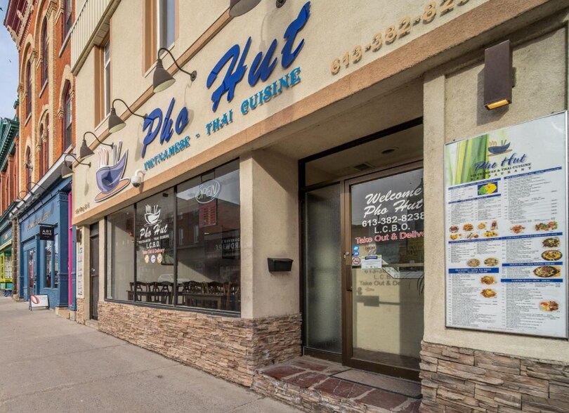 More Photos Of 138 King St E, Gananoque Restaurant For Lease