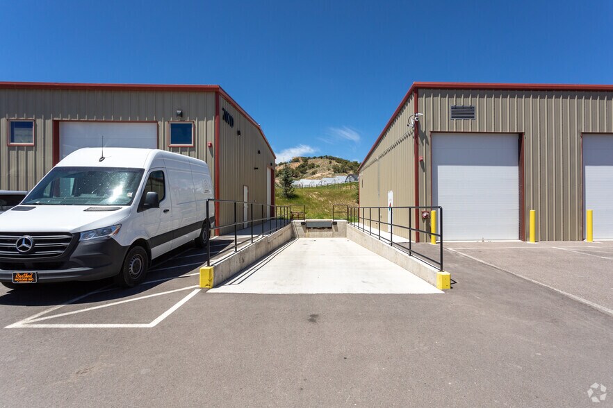 More Photos Of 707 Plane St, Gypsum Warehouse For Lease