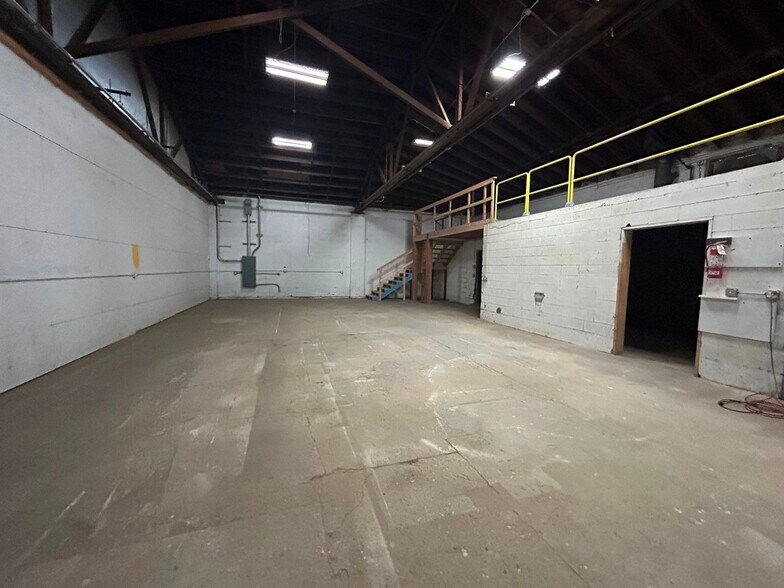 More Photos Of 3033 W Ohio St, Chicago Warehouse For Lease
