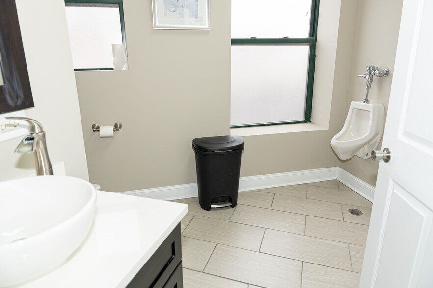 More Photos Of 7105 S Yates Blvd, Chicago Office For Lease