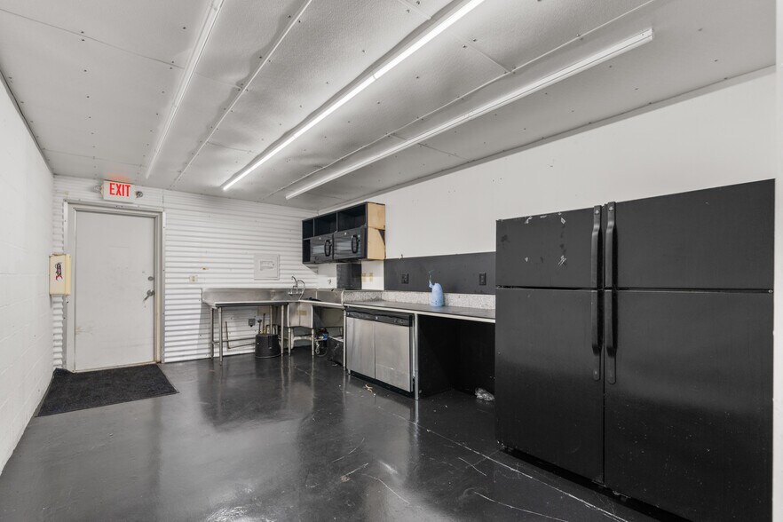 More Photos Of 3075 NW South River Dr, Miami Storefront Retail Office For Lease