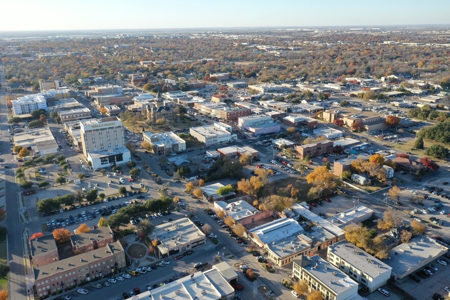 More Photos Of 217 E Hickory St, Denton Restaurant For Lease