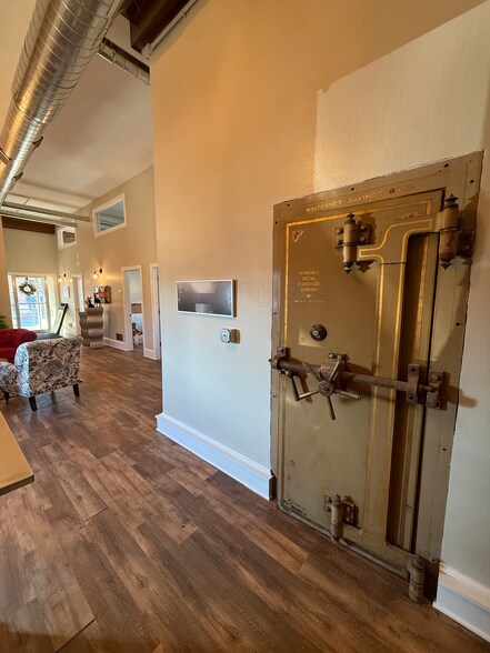More Photos Of 101 E Jefferson St, Winterset Office For Sale