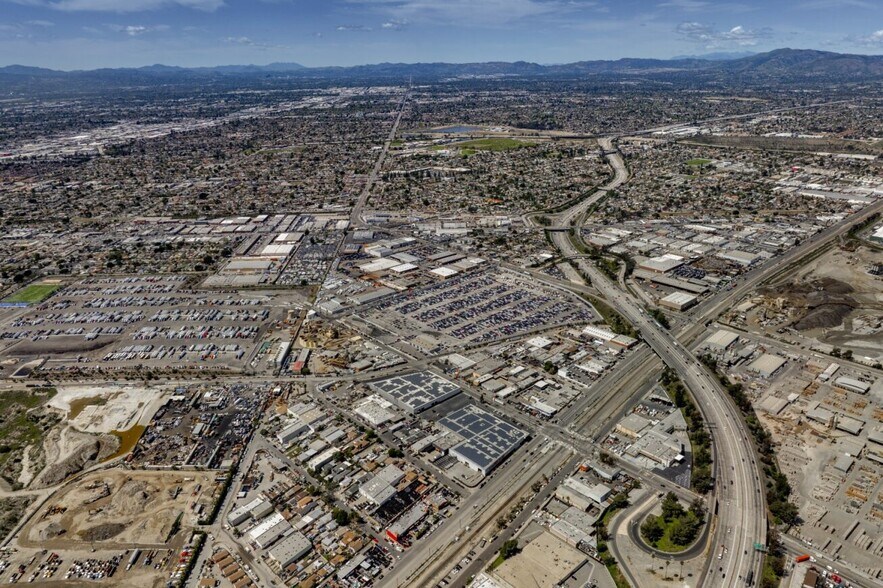 More Photos Of 8430 Tujunga Ave, Sun Valley Warehouse For Lease
