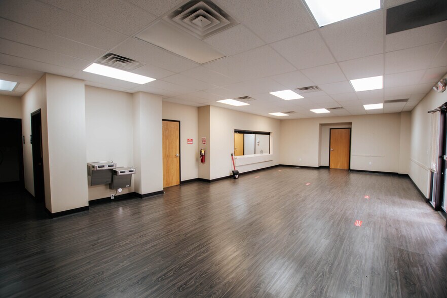 More Photos Of 9870 N Gateway Blvd, El Paso Office For Lease