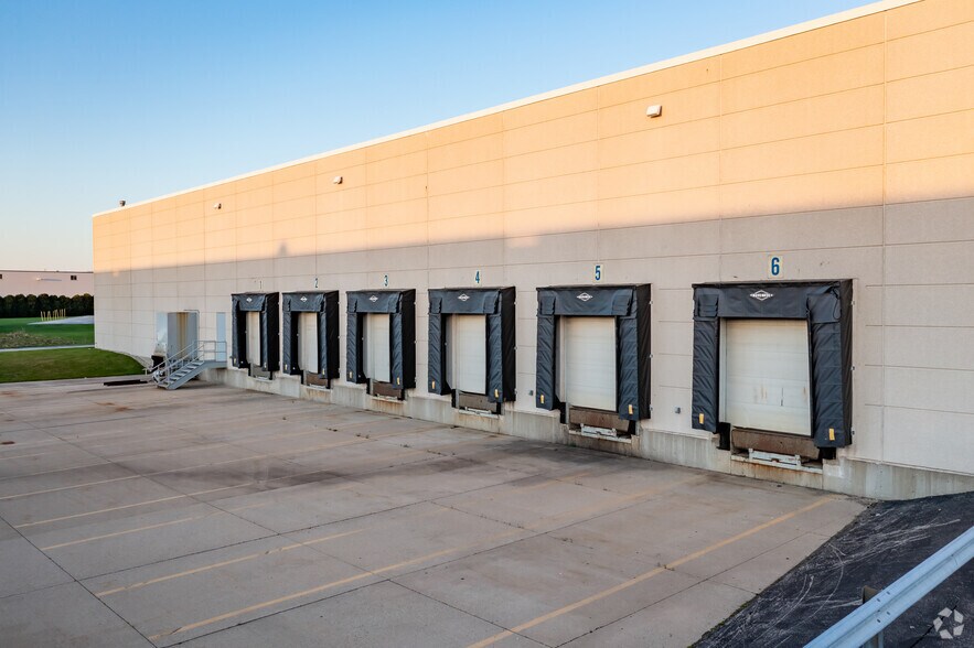 More Photos Of 555 W Estabrook Blvd, Milwaukee Warehouse For Lease