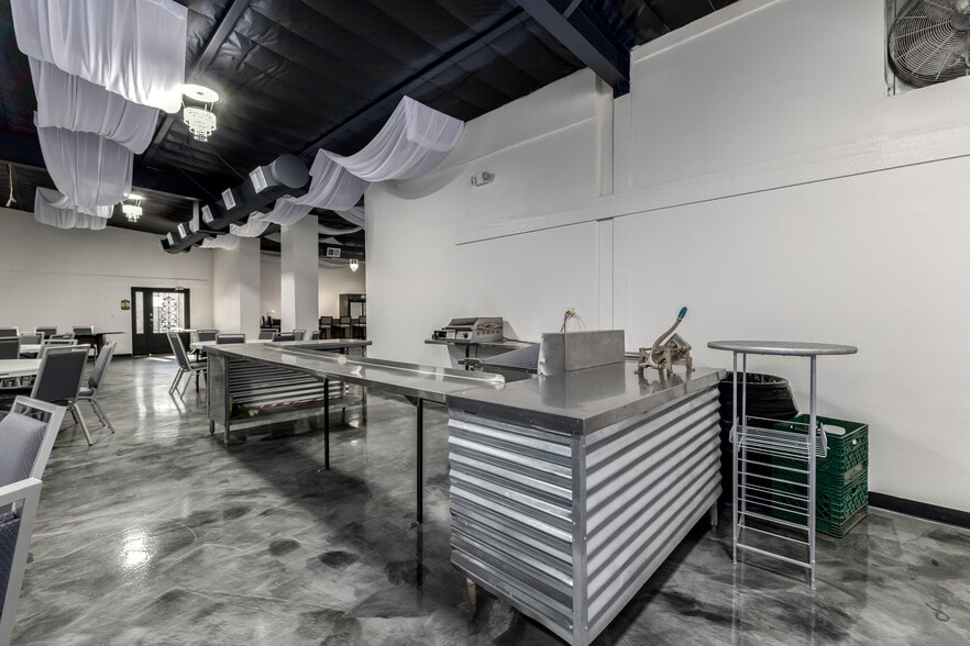 More Photos Of 2533 N 16th St, Phoenix Showroom For Sale